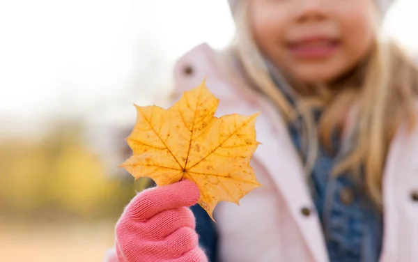 Gros plan de la petite fille à la feuille d'érable en automne — Photo