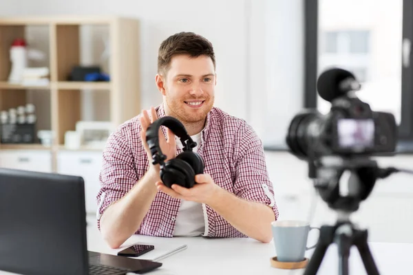 Blogger masculino con auriculares videoblogging en casa —  Fotos de Stock