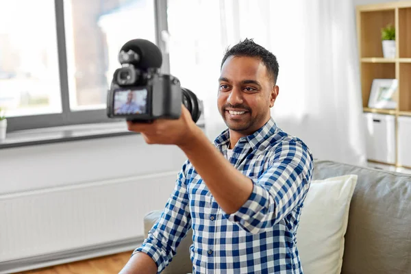 男性视频博客与相机博客在家里 — 图库照片