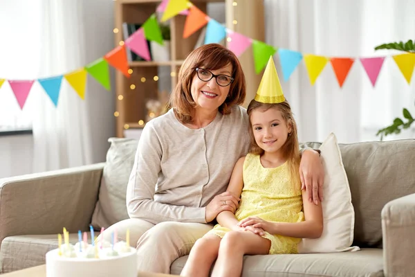 Abuela y nieta con pastel de cumpleaños — Foto de Stock