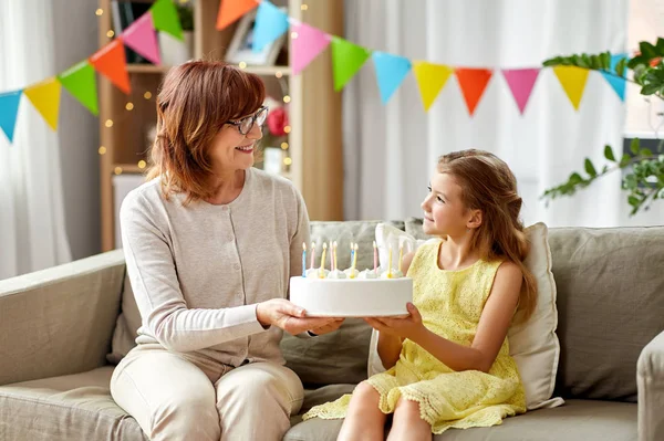 Grand-mère et petite-fille avec gâteau d'anniversaire — Photo