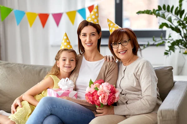 Mère, fille et grand-mère à la fête d'anniversaire — Photo