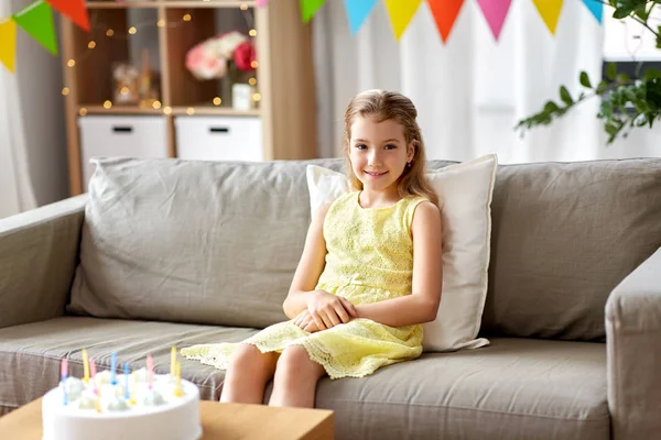 Menina feliz aniversário com bolo na festa em casa — Fotografia de Stock