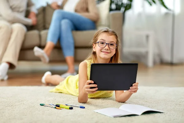 Studente ragazza con tablet pc sdraiato sul pavimento a casa — Foto Stock