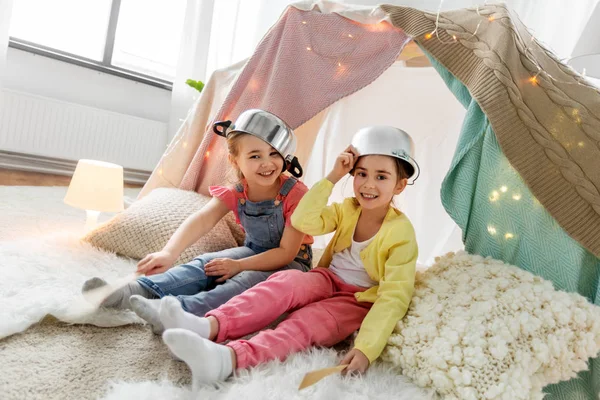 Meninas com panelas jogando na tenda crianças em casa — Fotografia de Stock