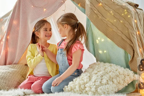 Bambine che parlano nella tenda dei bambini a casa — Foto Stock