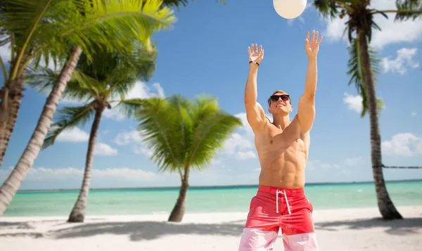 Jeune homme avec balle jouant au volley-ball sur la plage — Photo