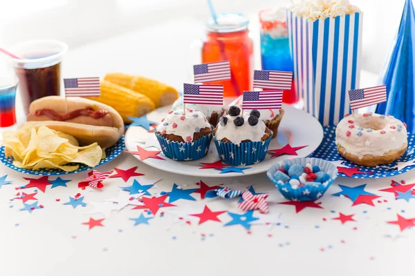 Alimentos e bebidas na festa do dia da independência americana — Fotografia de Stock