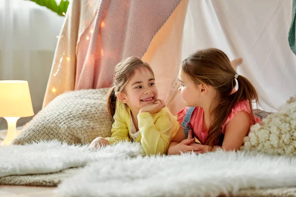 Les petites filles parlent dans la tente des enfants à la maison — Photo