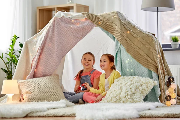 Menina brincando de festa de chá na tenda crianças em casa — Fotografia de Stock