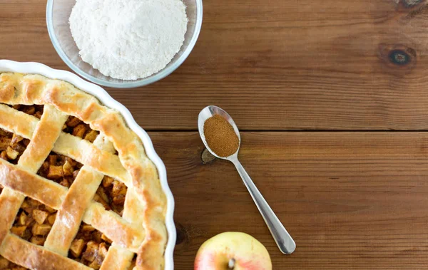 Gros plan de tarte aux pommes sur une table en bois — Photo