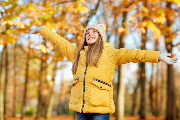 Menina feliz no parque de outono — Fotografia de Stock