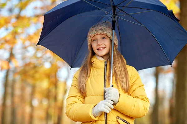 Ragazza felice con ombrello al parco autunnale — Foto Stock