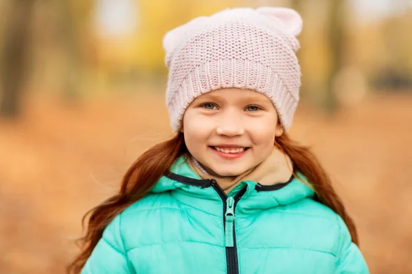 Retrato de menina feliz no parque de outono — Fotografia de Stock