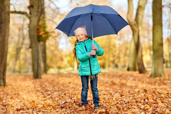 Bambina felice con ombrello al parco autunnale — Foto Stock