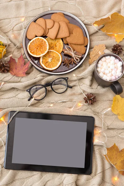 Computador tablet, chocolate quente e folhas de outono — Fotografia de Stock
