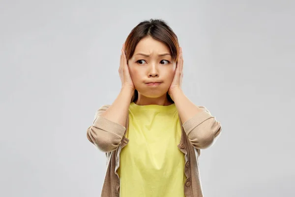 Asiatische Frau schließt die Ohren mit den Händen — Stockfoto