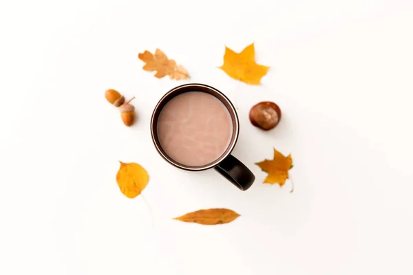 Gorąca czekolada, jesienne liście, żołędzie i kasztan — Zdjęcie stockowe