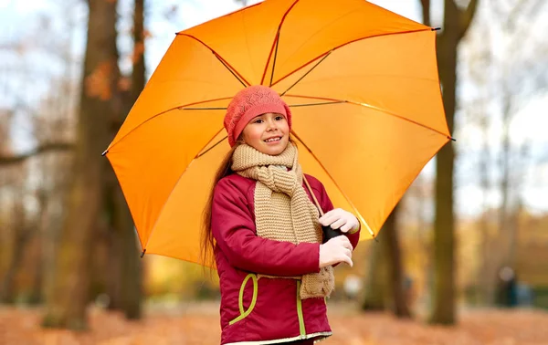 Boldog kislány esernyővel az őszi parkban — Stock Fotó