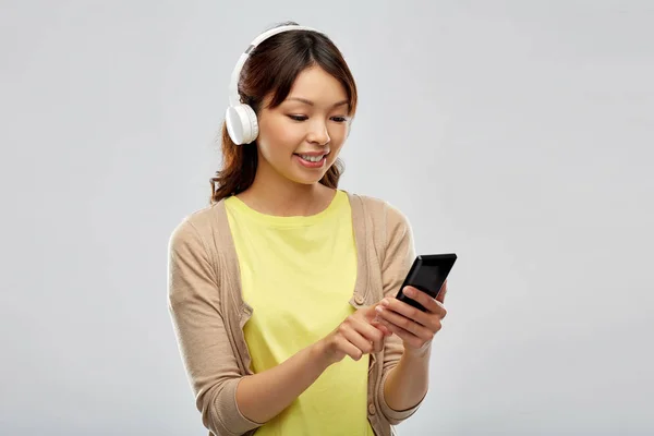 Asiatique femme dans casque écouter de la musique — Photo