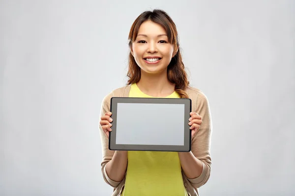 Szczęśliwy Azji kobieta pokazując tablet komputer — Zdjęcie stockowe