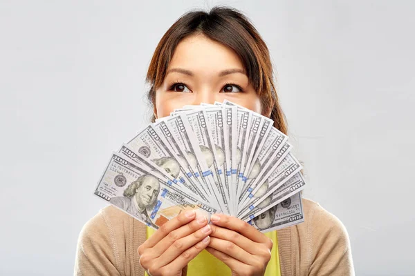 Azjatycka kobieta z setkami dolarów pieniądze — Zdjęcie stockowe