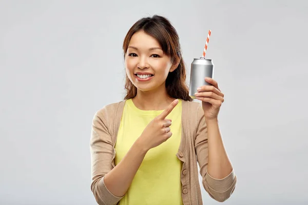 Glad asiatisk kvinna med kan dricka — Stockfoto