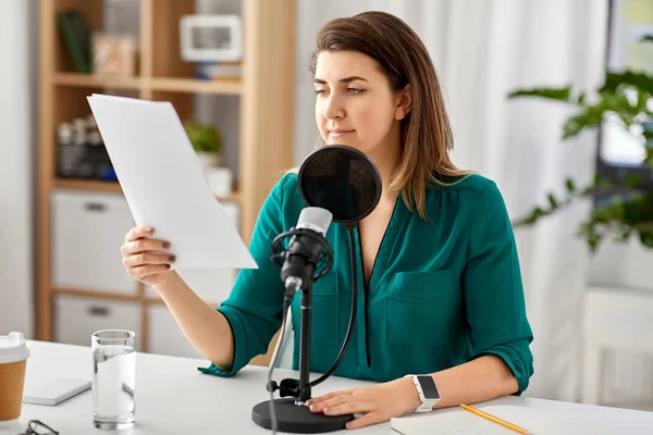 Mujer con podcast de grabación de micrófono en el estudio — Foto de Stock