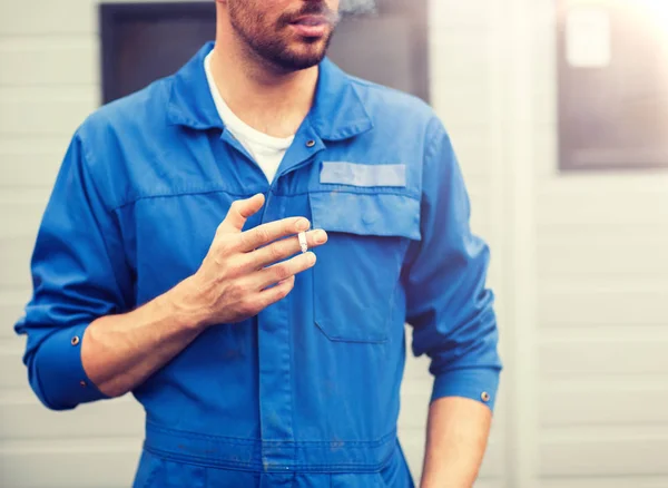 Nahaufnahme eines Automechanikers, der Zigarette raucht — Stockfoto