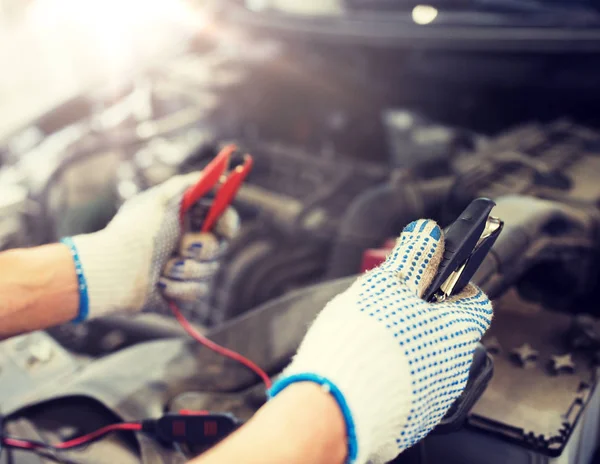 Automechaniker Mann mit Stollen lädt Akku — Stockfoto