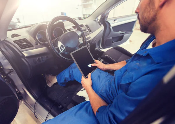 Homem mecânico com tablet pc fazendo o diagnóstico do carro — Fotografia de Stock