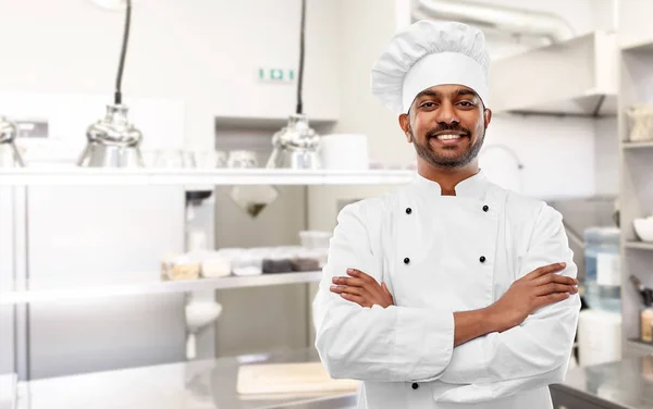 Chef indio feliz en toque en la cocina del restaurante — Foto de Stock