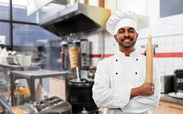 Chef indiano feliz com rolo-pin na loja kebab — Fotografia de Stock