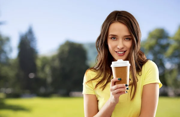 Kobieta lub Nastoletnia dziewczyna pije kawę w letnim parku — Zdjęcie stockowe
