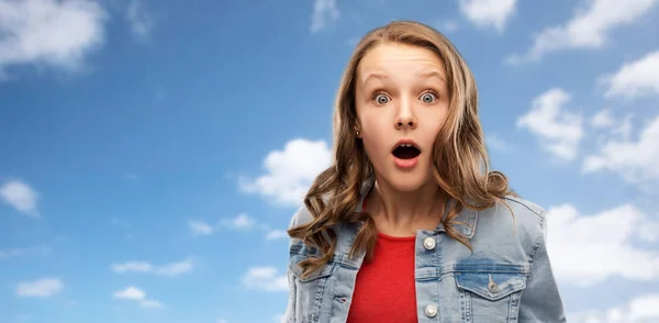 Şaşırmış ya da şok olmuş genç bir kız gökyüzünde — Stok fotoğraf