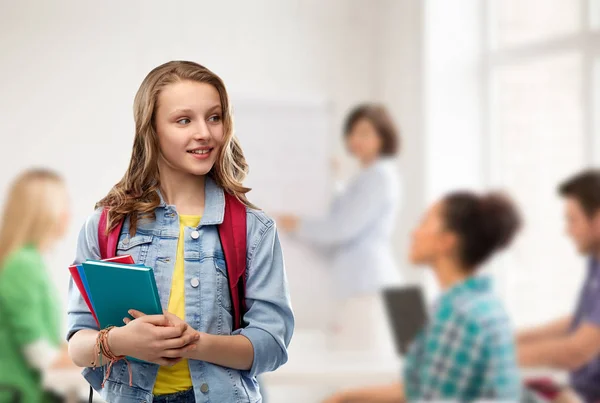 Feliz sonrisa adolescente estudiante chica con bolsa de la escuela —  Fotos de Stock