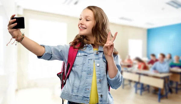 Adolescente estudiante chica tomando selfie por teléfono inteligente —  Fotos de Stock