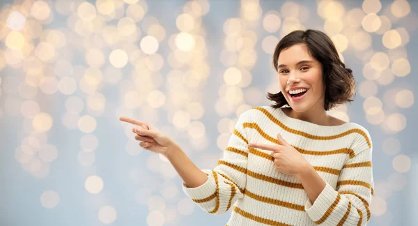 Lycklig leende kvinna pekar fingrar till något — Stockfoto