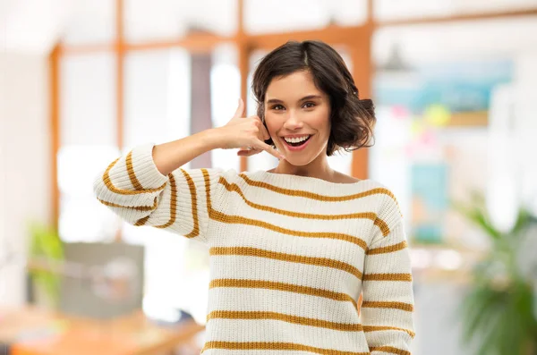 Glücklich lächelnde Frau zeigt Telefongeste — Stockfoto