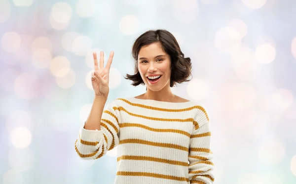 Feliz sonriente mujer mostrando tres dedos — Foto de Stock