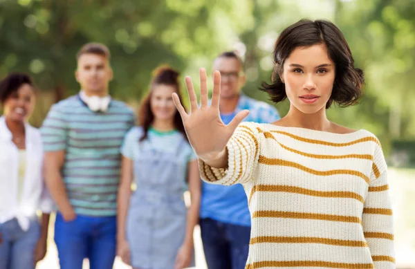 Junge Frau macht Haltegeste — Stockfoto