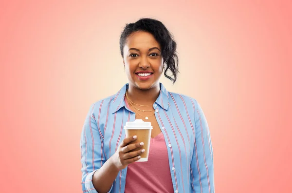 Lycklig afrikansk amerikansk kvinna dricker kaffe — Stockfoto