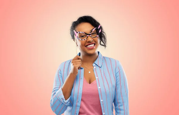 Mujer afro-americana feliz con gafas grandes — Foto de Stock