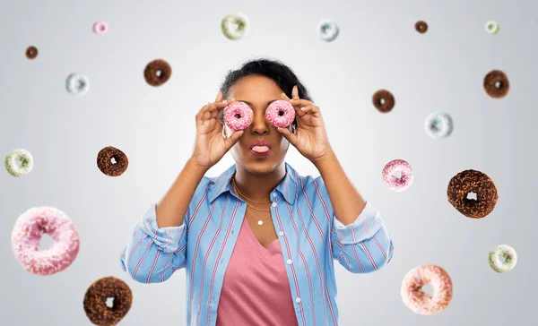 Heureuse femme afro-américaine aux yeux de beignets — Photo