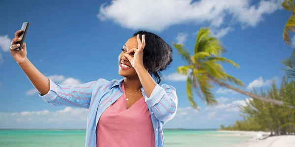 African american woman taking selfie by smartphone — Stock Photo, Image