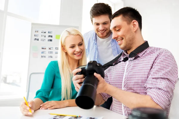 Fotógrafos com câmera no estúdio de fotografia — Fotografia de Stock