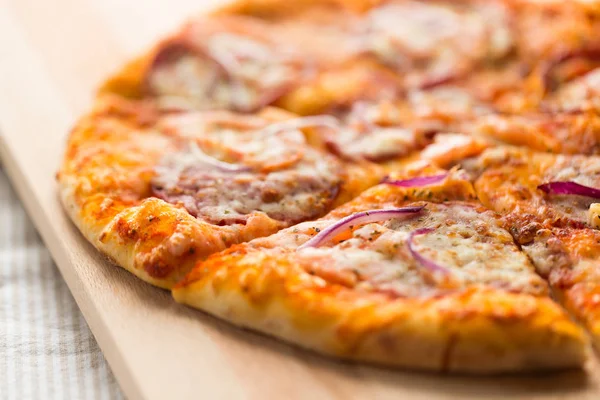 Close-up de pizza caseira na mesa de madeira — Fotografia de Stock