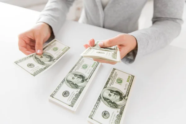 Close up de mulheres mãos contando-nos dólar dinheiro — Fotografia de Stock