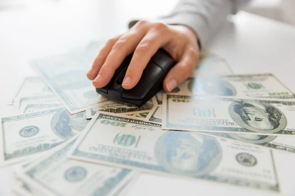 Fechar a mão com o mouse computador em dinheiro — Fotografia de Stock