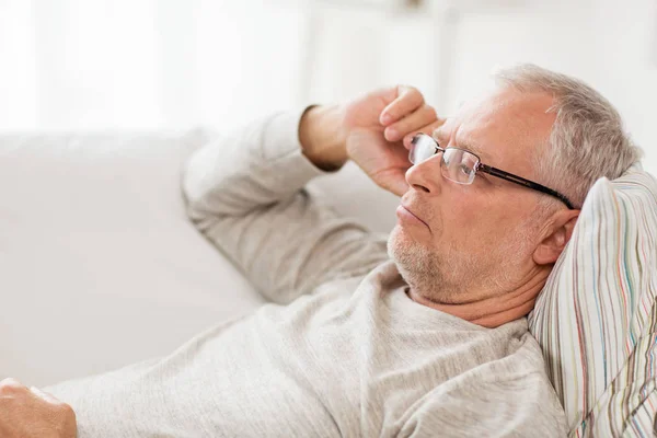 Senior férfi szemüveg gondolkodás otthon közelről — Stock Fotó